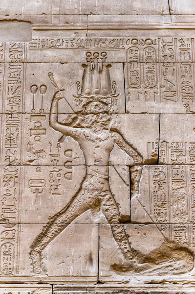 Autentiska hieroglyfiska illustration av den egyptiska guden på väggen i ett tempel — Stockfoto