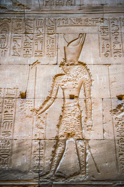 Authentic Hieroglyphic illustration of the Egyptian god on the wall in a temple — Stock Photo, Image