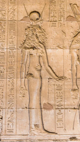 Autentické hieroglyfické ilustrace egyptského boha na zdi v chrámu — Stock fotografie