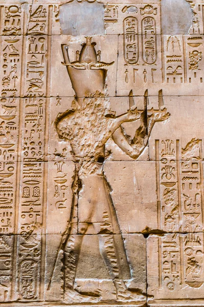 Egyptiska hieroglyfer på väggen i ett tempel — Stockfoto