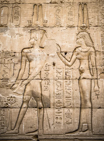 Egyptiska hieroglyfer på väggen i ett tempel — Stockfoto