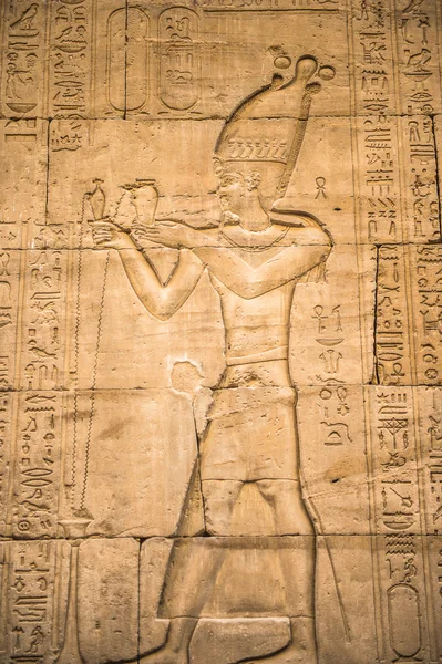 Hieróglifos egípcios na parede em um templo — Fotografia de Stock