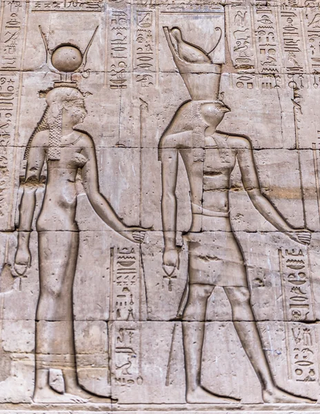 Egyptiska hieroglyfer på väggen i ett tempel — Stockfoto