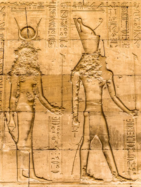 Egyptské hieroglyfy na zdi v chrámu — Stock fotografie