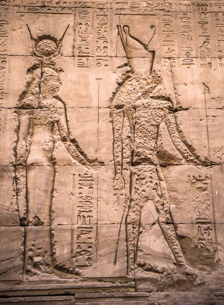 Egyptiska hieroglyfer på väggen i ett tempel — Stockfoto