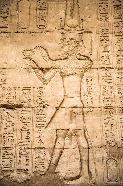 Ägyptische Hieroglyphen an der Wand eines Tempels — Stockfoto