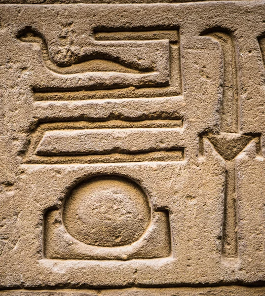 Egyptiska hieroglyfer på väggen i ett tempel — Stockfoto