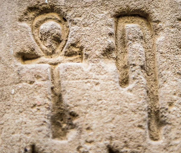Egyptische hiërogliefen op de muur in een tempel — Stockfoto