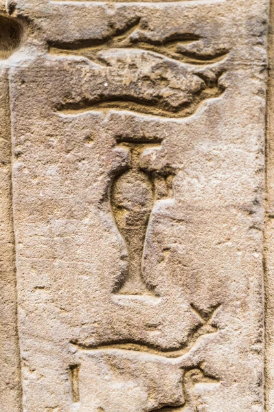 Ägyptische Hieroglyphen an der Wand eines Tempels — Stockfoto