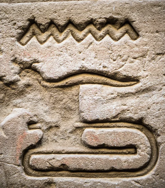 Egyptian hieroglyphs on the wall in a temple — Stock Photo, Image