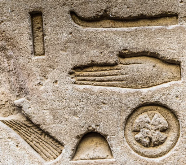 Egyptské hieroglyfy na zdi v chrámu — Stock fotografie