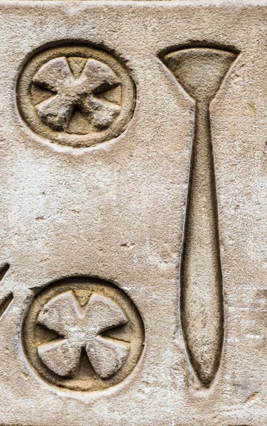 Hieróglifos egípcios na parede em um templo — Fotografia de Stock