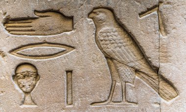 Mısır hiyeroglif bir tapınak duvarındaki