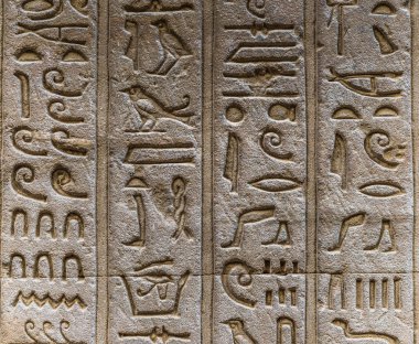 Horus tapınağın Mısır'daki duvarda Mısır hiyeroglif