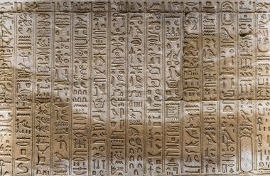 Horus tapınağın Mısır'daki duvarda Mısır hiyeroglif