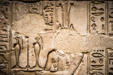 Horus tapınağın Mısır'daki duvarda Mısır hiyeroglif