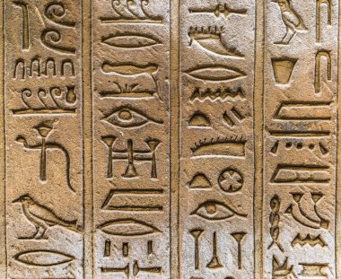 Horus tapınağın Mısır'daki duvarda Mısır hiyeroglif