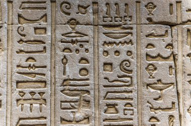 Horus tapınağın Mısır'daki duvarda Mısır hiyeroglif