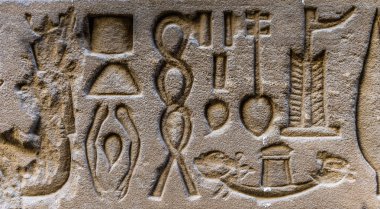 Horus tapınağın Mısır'daki duvarda Mısır hiyeroglif