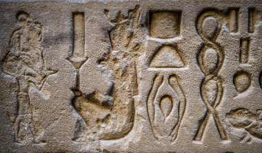 Horus tapınağın Mısır'daki duvarda Mısır hiyeroglif