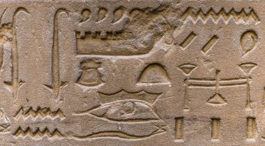 Horus tapınağın Mısır'daki duvarda Mısır hiyeroglif