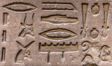 Horus tapınağın Mısır'daki duvarda Mısır hiyeroglif