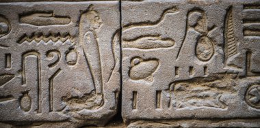 Horus tapınağın Mısır'daki duvarda Mısır hiyeroglif