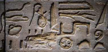 Horus tapınağın Mısır'daki duvarda Mısır hiyeroglif