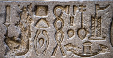 Horus tapınağın Mısır'daki duvarda Mısır hiyeroglif