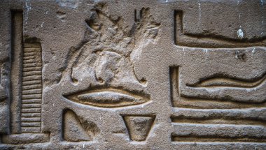 Horus tapınağın Mısır'daki duvarda Mısır hiyeroglif