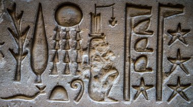 Horus tapınağın Mısır'daki duvarda Mısır hiyeroglif