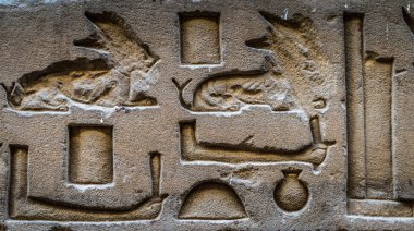 Horus tapınağın Mısır'daki duvarda Mısır hiyeroglif