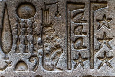 Horus tapınağın Mısır'daki duvarda Mısır hiyeroglif