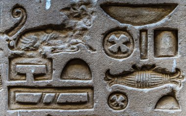 Horus tapınağın Mısır'daki duvarda Mısır hiyeroglif