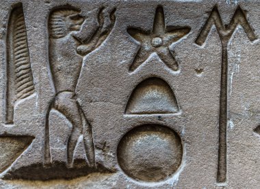 Horus tapınağın Mısır'daki duvarda Mısır hiyeroglif