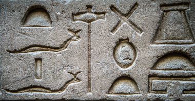 Horus tapınağın Mısır'daki duvarda Mısır hiyeroglif