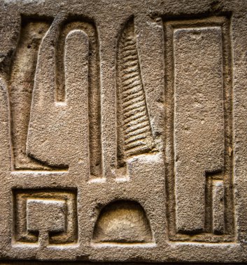 Horus tapınağın Mısır'daki duvarda Mısır hiyeroglif