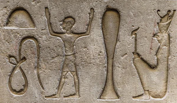 Egyptian hieroglyphs on the wall in a temple — Stock Photo, Image