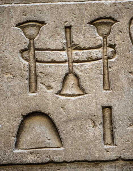 Ägyptische Hieroglyphen an der Wand eines Tempels — Stockfoto