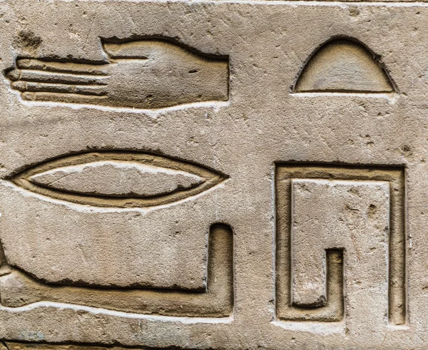 Geroglifici egizi sul muro in un tempio — Foto Stock