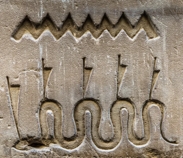 Jeroglíficos egipcios en la pared de un templo — Foto de Stock