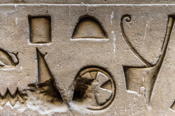 Jeroglíficos egipcios en la pared de un templo —  Fotos de Stock