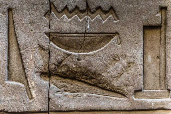 Αιγυπτιακά ιερογλυφικά στον τοίχο σε ένα ναό — Φωτογραφία Αρχείου