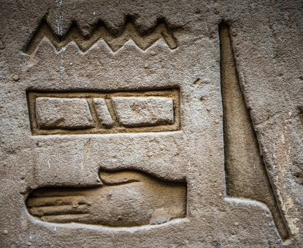 Egyptiska hieroglyfer på väggen i ett tempel — Stockfoto