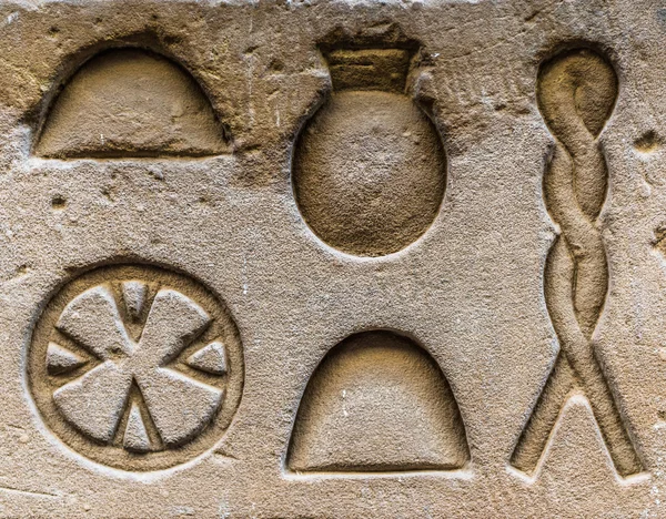 Hiéroglyphes égyptiens sur le mur dans un temple — Photo