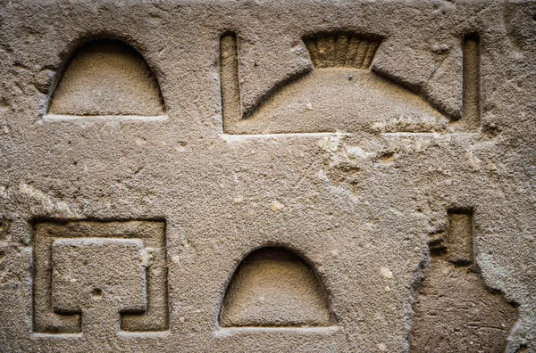 Jeroglíficos egipcios en la pared de un templo — Foto de Stock