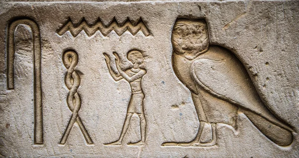 Egyptische hiërogliefen op de muur in een tempel — Stockfoto