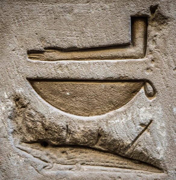 Egyptiska hieroglyfer på väggen i ett tempel — Stockfoto