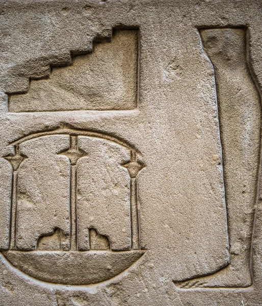 Egyptische hiërogliefen op de muur in een tempel — Stockfoto