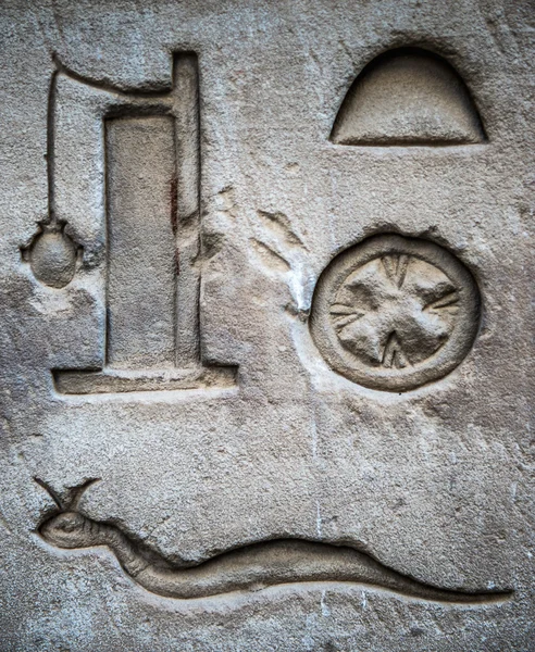 Jeroglíficos egipcios en la pared de un templo —  Fotos de Stock